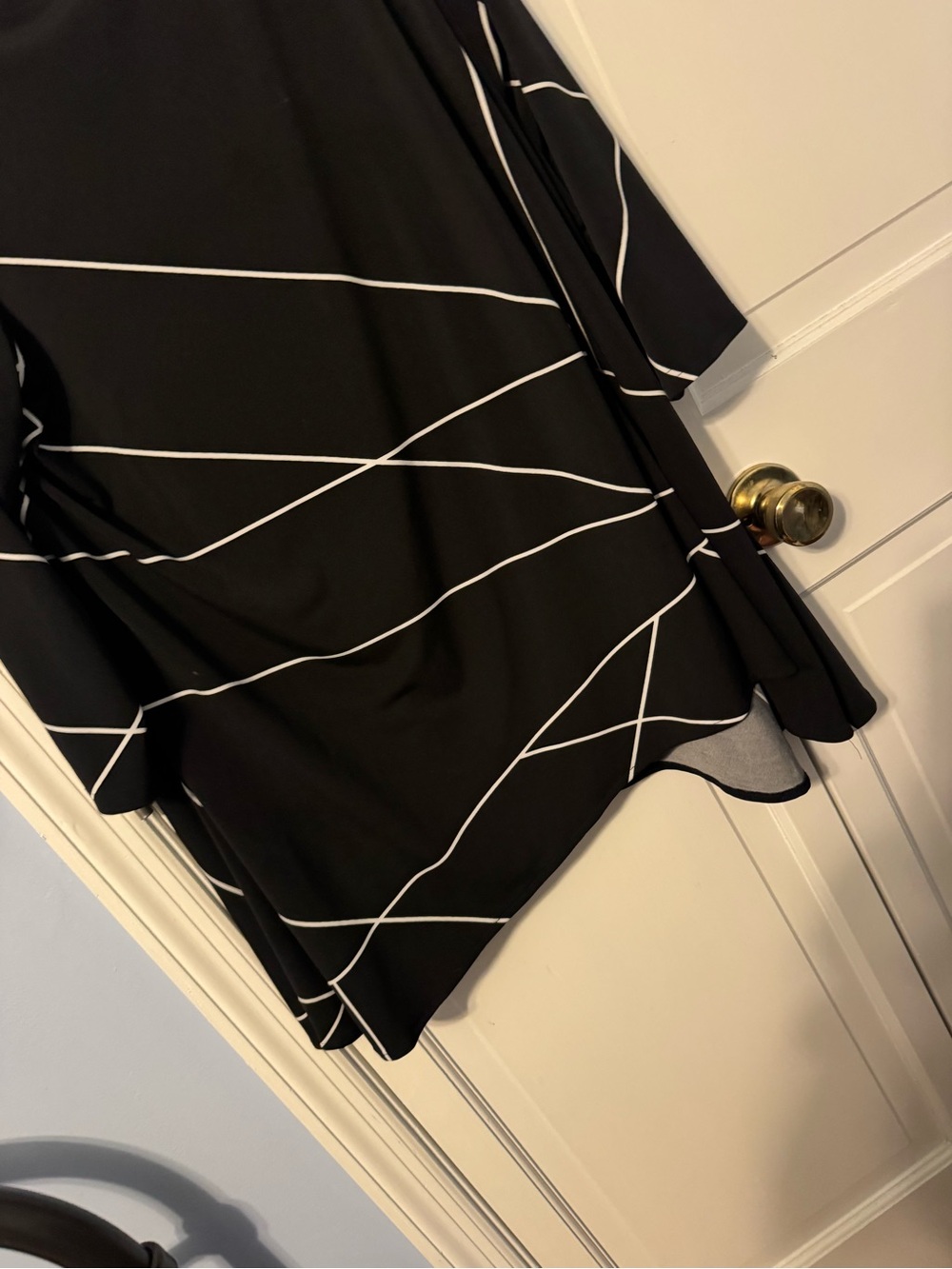 Like New Alfani Black & White Geometric Asymmetrical Line Print Top โ 1X - Picture 5 of 11